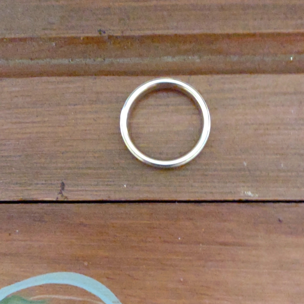 A tungsten carbide wedding band